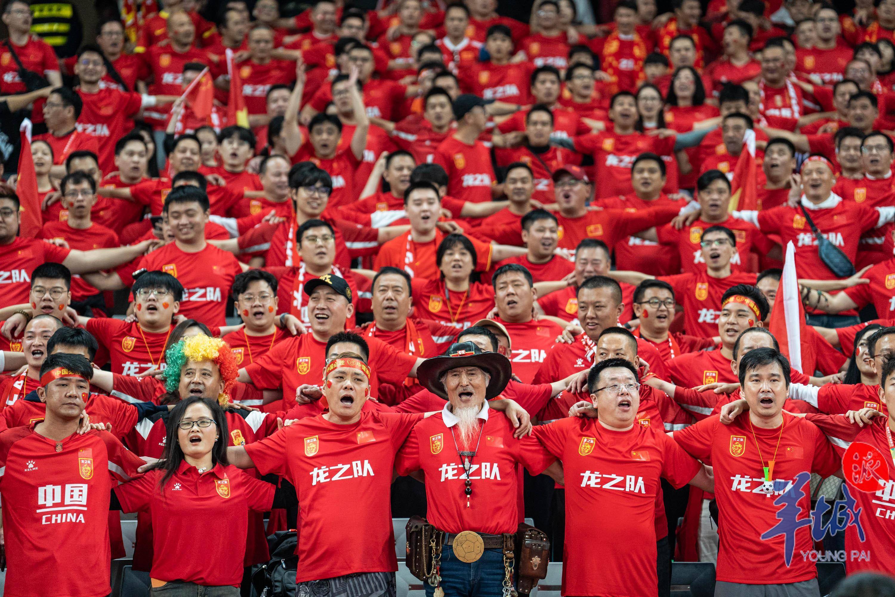 比赛现场气氛热烈，球迷激情加油为球队助威