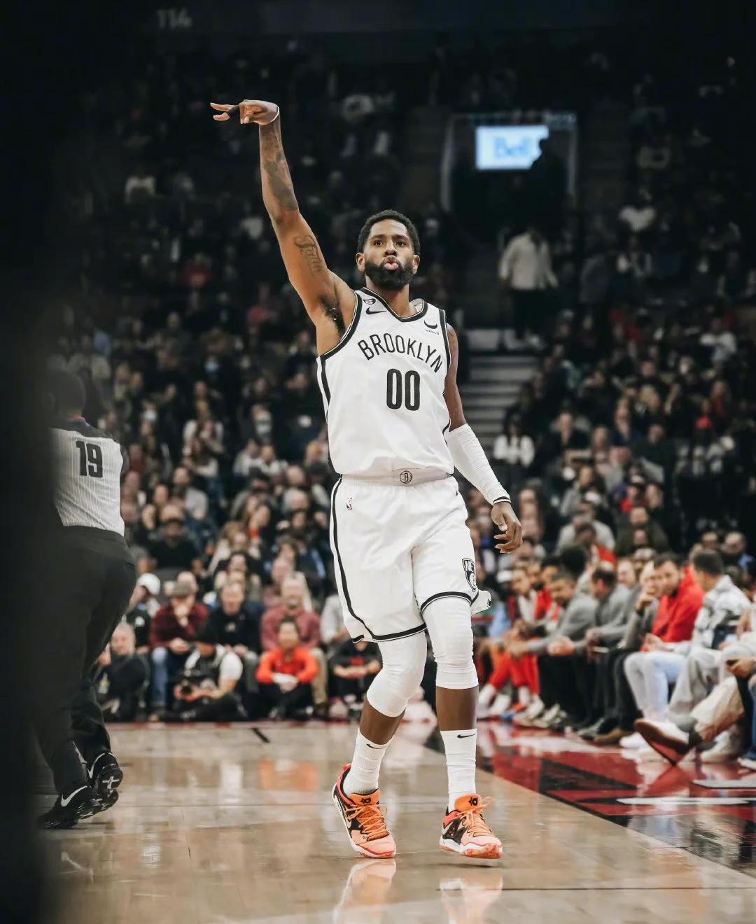 爱游戏网页版-篮网队主场告捷，欧文霍乐迪发威的简单介绍