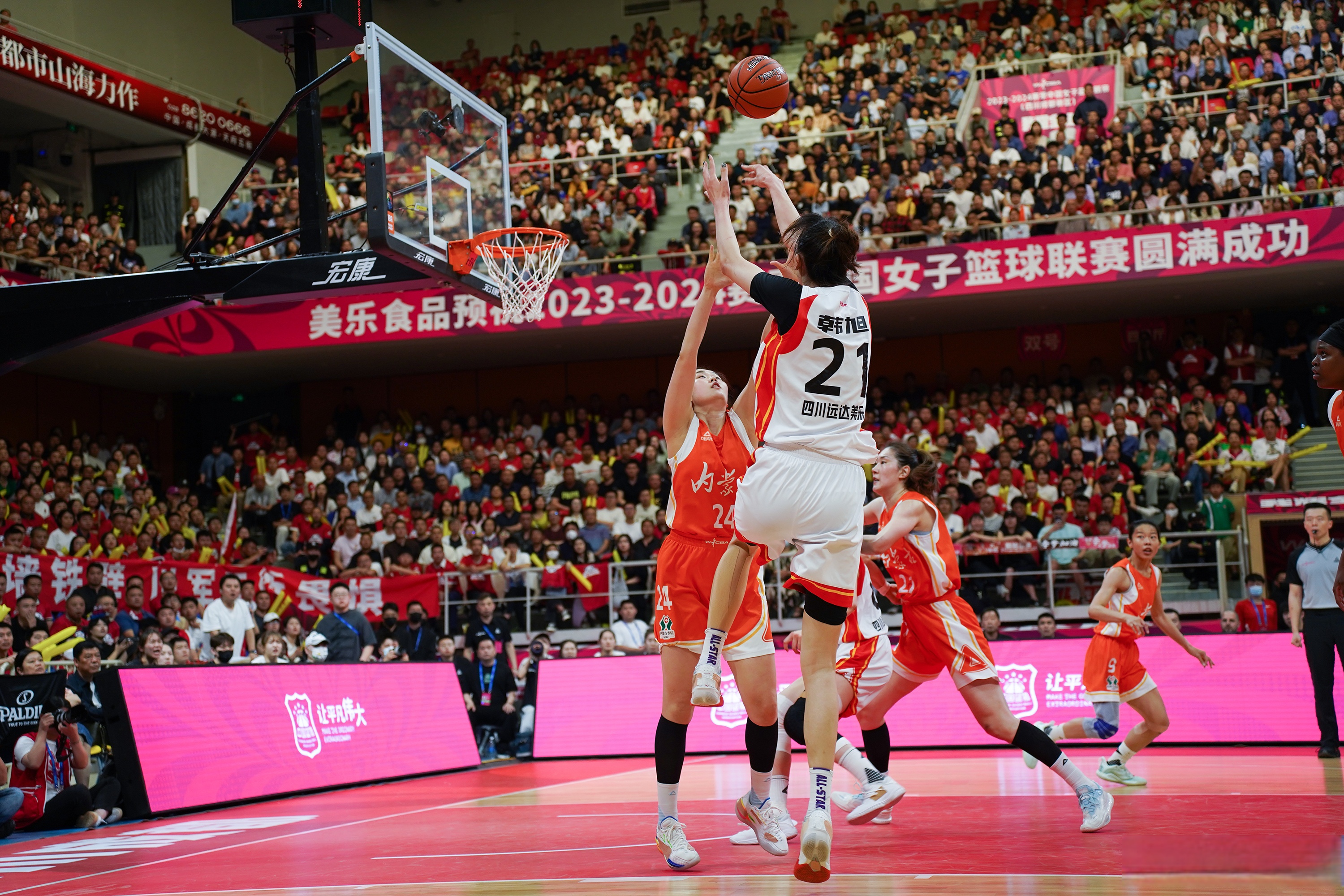 爱游戏在线-全力以赴：篮球比赛球员拼尽全力，赛场壮观的简单介绍