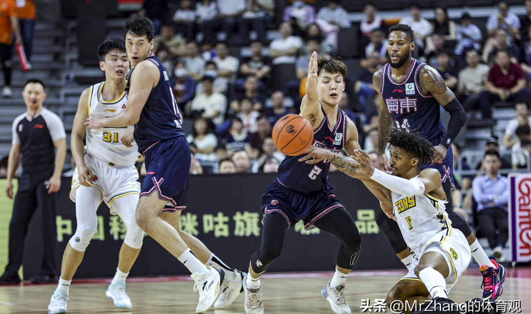 球队防守失误频现，场上局势不容乐观