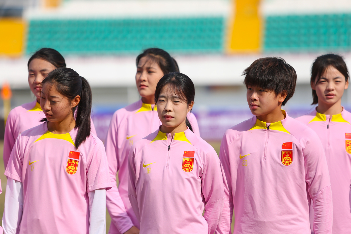 勇敢女足展现拼搏精神，传递正能量