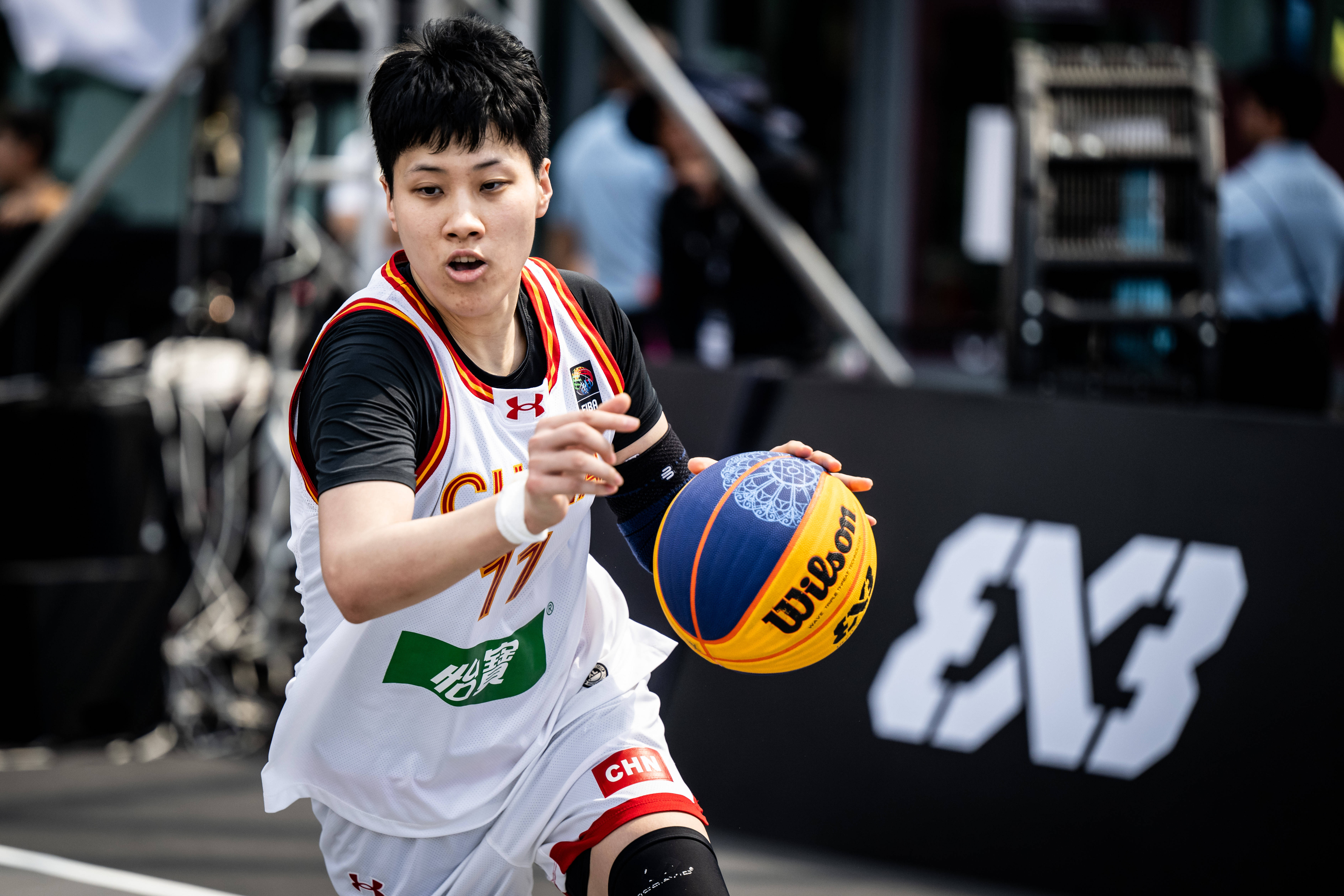 爱游戏官方入口-亚洲杯冠军功勋下月出战，无畏挑战信心十足