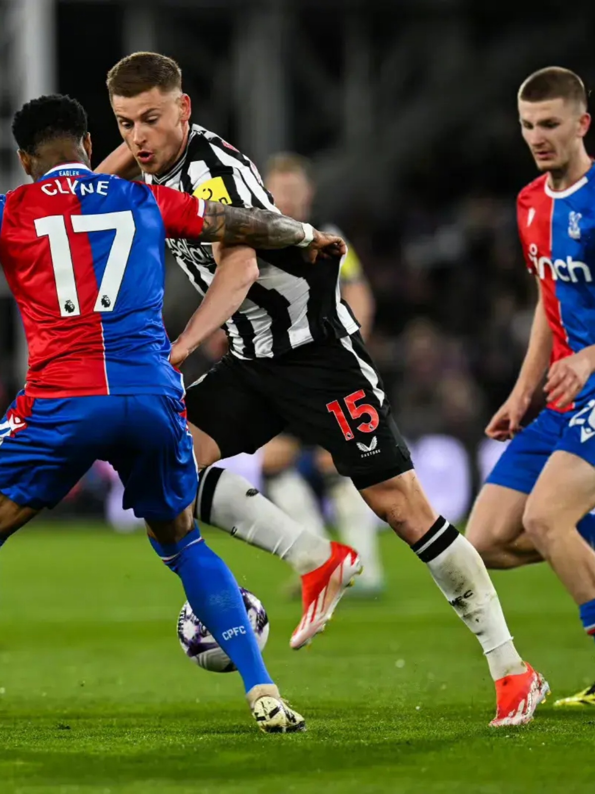 曼联大胜埃弗顿，继续领跑积分榜的简单介绍