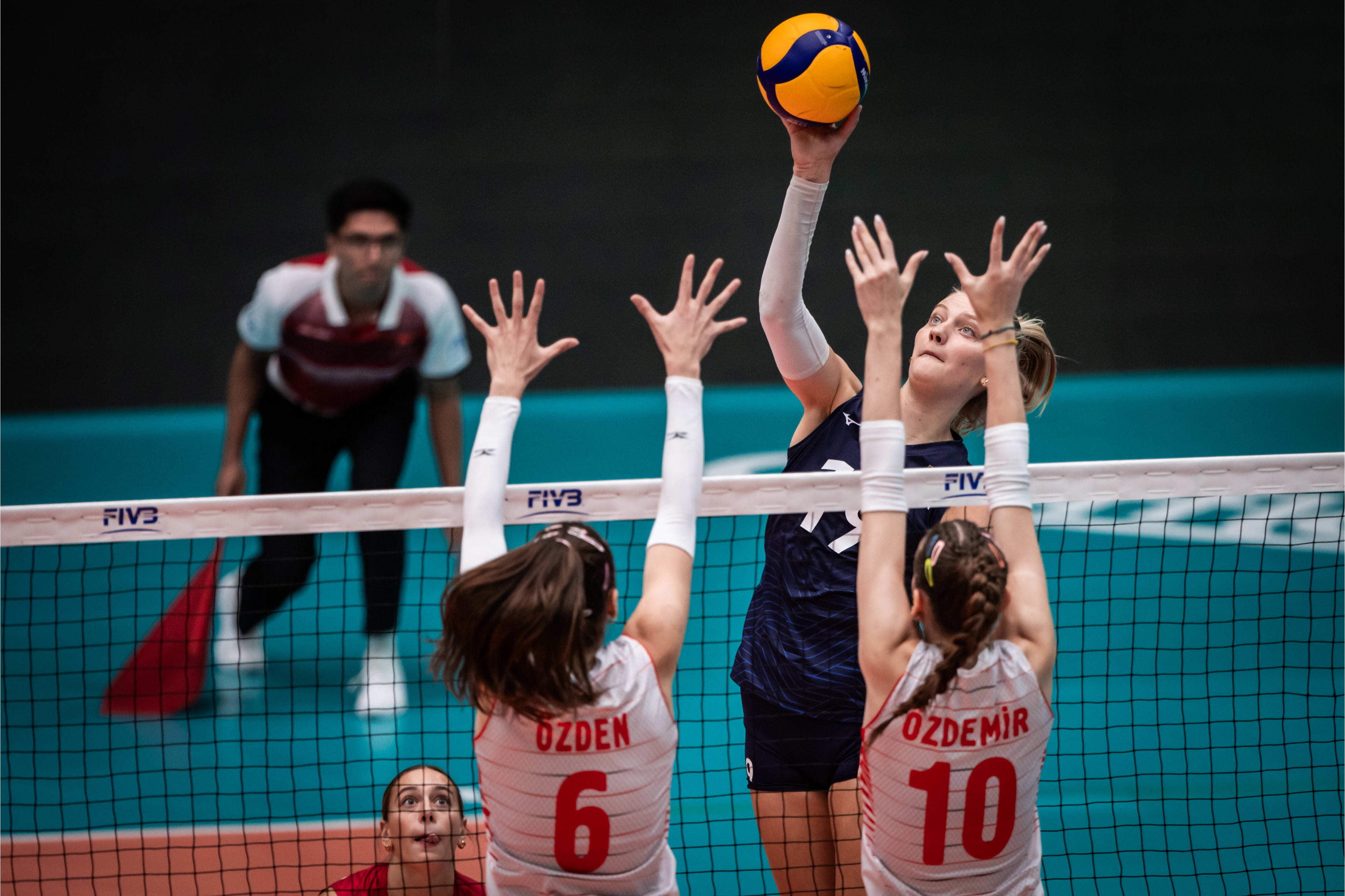 爱游戏登录入口-科威特球队苦战不懈，终获小组第一